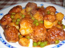 ALBÓNDIGAS CON PATATAS Y GUISANTES
